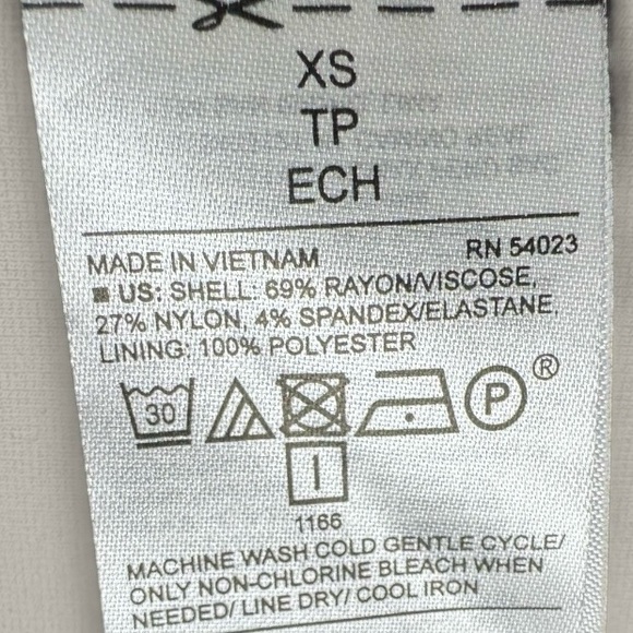 Old Navy Women's Elegant Black Blazer - Picture 5 of 7